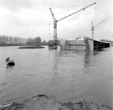 Baustelle der Schiffahrter Damm-Brücke im Hochwasser der Ems-Werse-Mündung bei Gelmer