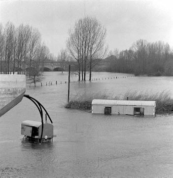 Baustelle der Schiffahrter Damm-Brücke im Ems-Werse-Hochwasser, im Hintergrund die ehem. Kanalüberführung Ems/Dortmund-Ems-Kanal (KÜ "Alte Fahrt")