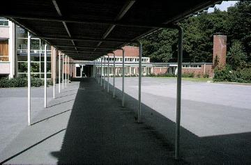 Marienschule: Blick durch die Schulhofüberdachung zum Eingang