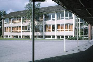 Marienschule: Fensterseite und Schulhofüberdachung
