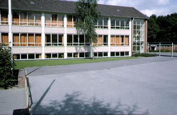 Marienschule: Schulhof und Fensterseite