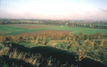 Blick vom Rodelberg an der Landstraße L511 über die Ackerfluren südlich Beising