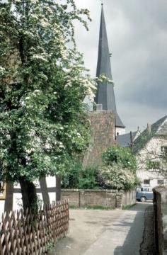 Ortszentrum Delbrück um 1961 - im Hintergrund: Turm der katholischen Pfarrkirche St. Johannes Baptist.