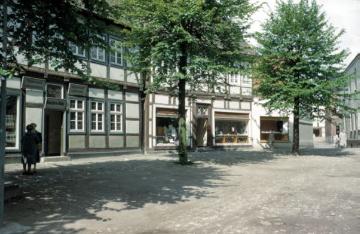 Delbrück-Kirchplatz 1976: Fachwerkhäuser des 17.-19. Jh. im Kirchenrundling an der St. Johannes Baptist-Kirche, Zeugen der Viertelsentstehung als Kirchhöfnersiedlung.