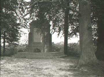 Kriegerdenkmal aus Backstein, um 1940?