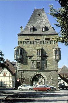 Osthofentor: das letzte erhaltene Stadttor, 1523-26 erbaut - heute Museum; mit parkenden Autos