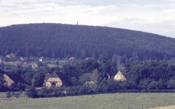 Blick von Hiddesen zur Grotenburg mit dem Hermannsdenkmal im Teutoburger Wald