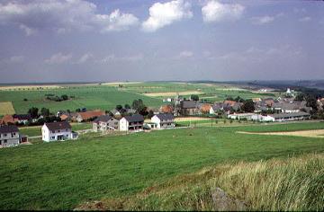 Briloner Hochfläche: Blick auf die Ortschaft Rösenbeck mit St. Laurentius-Kirche