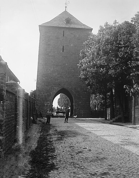 Rühen, Hachtor - einzig erhaltenes von vier Stadttoren der mittelalterlichen Stadtbefestigung, erbaut im 14. Jh. aus Rüthener Sandstein. Undatiert, um 1910 [?]