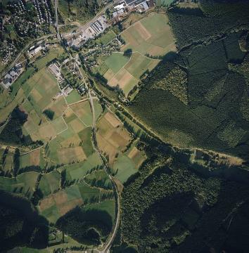 Rüthen-Möhnetal südöstlich von Rüthen, südlich der Bundesstraße B516, Rüthener Wald mit dem Kruberg, Verlauf der Möhne