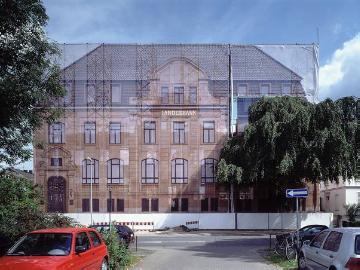 Neuerrichtung der NRW.Bank unter Wahrung der historischen Fassade Friedrichstraße 1 (unter Denkmalschutz), hier mit bemaltem Transparent verhangen