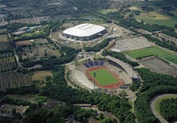 Altes und neues Stadion des Fußballvereins Schalke 04 - im Vordergrund das Parkstadion, im Hintergrund die neue Arena Auf Schalke (ab 2005 Veltins-Arena), fertiggstellt 2001