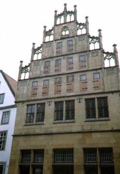 Crüwell-Haus: wiederhergestelltes Wohnhaus mit prächtigem spätgotischem Staffelgiebel (1530)