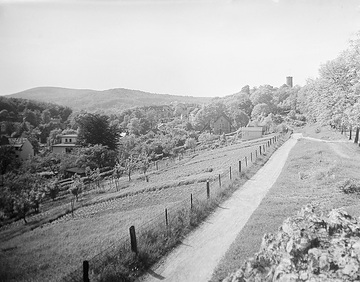 Blick auf Bethel mit Burg Sparrenberg