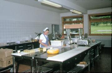 Westfälisches Landeskrankenhaus für Psychiatrie Lengerich, um 1975: Speisezubereitung in der modernen Klinikküche.