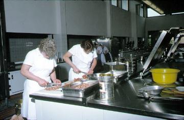 Westfälisches Landeskrankenhaus für Psychiatrie Lengerich, um 1975: Speisezubereitung in der modernen Klinikküche.