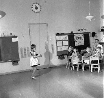 Westfälische Schule für Gehörlose: Kindergarten, Kinder bei der Hörerziehung mit Tanz und Musik