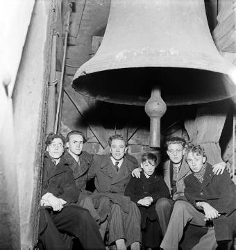 Sylvesternacht, Gruppe der katholischen Pfarrjugend mit Karl Nagel, Helmut Brömmel und Theo Brömmel auf dem Glockenturm