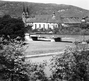 Kloster Corvey, ehem. Benediktinerabtei, um 1940?: Blick über die Weser auf die St. Stephanus und Vitus-Kirche