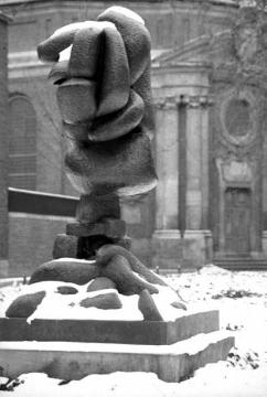 "Ascension" (Auffahrt), Skulptur von Otto Freundlich, im Hintergrund die Clemenskirche