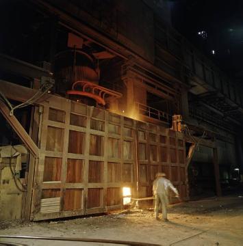 Henrichshütte: Stahlarbeiter bläst mit einer Lanze Sauerstoff zum Nachbrennen in den Stahlkonverter