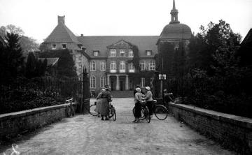 Gruppe von Fahrradfahrerinnen vor Schloss Velen