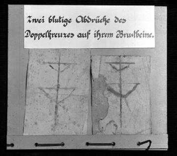 Wundtücher der Nonne und Seherin Anna Katharina Emmerick (1774-1824) mit Blutmalen eines Doppelkreuzes (Ausstellung zur Domfestwoche Münster, 1956)