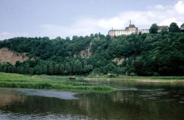 Die Weser bei Fürstenberg mit Blick auf das Schloss