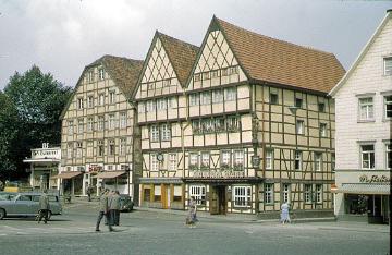 Marktplatz 10/11: Fachwerkdoppelhaus des 16. Jh. mit namengebender Figur 'Wilder Mann' und Marktplatz 9