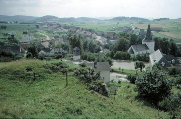 Briloner Hochfläche: Ortsteil Thülen mit St. Dionysius-Kirche