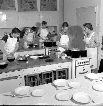 Westfälische Schule für Gehörlose: Berufsschule, Schüler im Kochunterricht