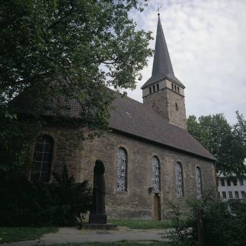Die Paulus-Kirche, erbaut 1655-59, mit Skulptur 'Die Trauernde', Mahnmal zum Gedenk an an die Opfer des Bombenangriffes auf Bochum im November 1944, Grabenstraße