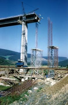 Bau der Talbrücke Sondern bei Olpe-Bruchwalze Nähe Erbscheid im Zuge der Errichtung der Biggetalsperre 1957-1965, später Verlauf der Landstraße L563