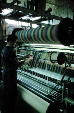 Textilindustrie in Greven, 1964: Gardinenweberei Cordima, Weber an der Webmaschine