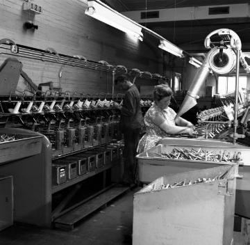 Textilindustrie in Greven, 1964: Gardinenweberei Cordima, Arbeit an der Spulmaschine