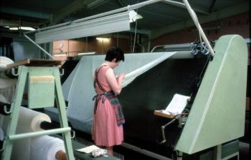 Textilindustrie in Greven, 1964: Gardinenweberei Cordima, Arbeiterin bei der Tuchkontrolle