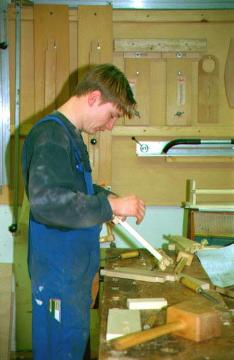 Ausbildung in der Lehrwerkstatt für Holzverarbeitung der Kreishandwerkerschaft Märkischer Kreis. Iserlohn, 1999.
