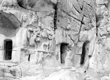 Die Externsteine: Das Kreuzabnahme-Relief , um 1130, mit den Eingängen zur 1115 geweihten Grottenkapelle