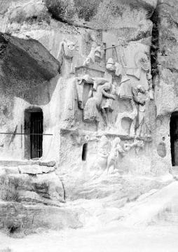 Die Externsteine: Das Kreuzabnahme-Relief , um 1130, mit einem Eingang zur 1115 geweihten Grottenkapelle
