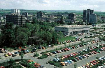 Gebäude und Parkplatz der Universität und Fachhochschule