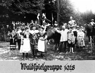 Provinzial-Heilanstalt Eickelborn, 1928: Anstaltspatienten bei einer Freilichtaufführung des Theaterstückes "Wallensteins Lager" von Friedrich Schiller.