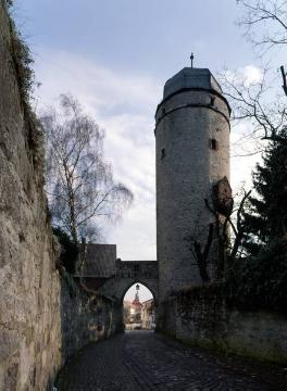 Blick zum Sacktor und zum Sackturm von 1443 mit Partie der mittelalterlichen Stadtmauer