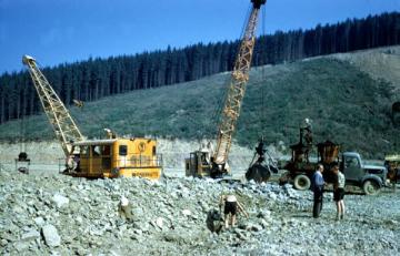 Erste Bauphase des Biggestaudamms am Dünneckenberg: Schotterplanierung zur Aufbereitung der Dammsohle