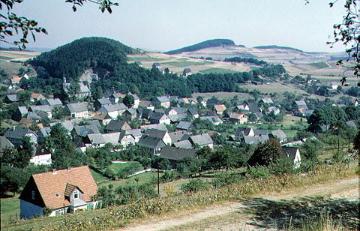 Blick über den Ortsteil Hesborn in das Ostsauerländer Hügelland
