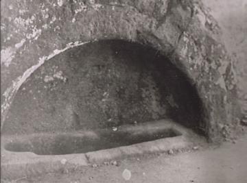 Externsteine: Nachbildung des Heiligen Grabes, hier die Sargnische