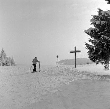 Wegekreuz am verschneiten Kahlen Asten