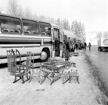 Winterlicher Schulausflug: Reisebusse auf dem Parkplatz am "Wasserfall"