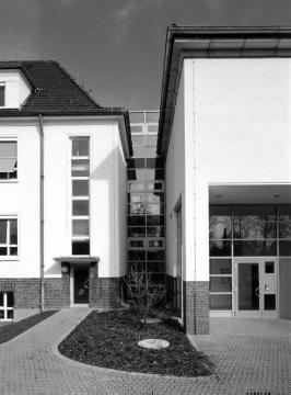 Westfälisches Archivamt, Jahnstraße 26: Gebäudeeingänge zum Büro- und Archivtrakt