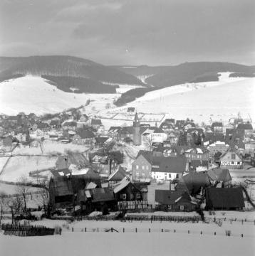 Der Ortsteil Niedersfeld mit Blick in das verschneite Rothaargebirge