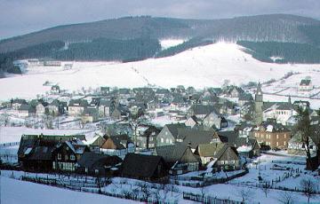 Der Ortsteil Niedersfeld mit Blick in das verschneite Rothaargebirge